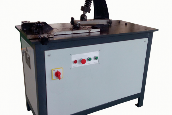 Utilaj pentru rasucit capetele fierului KJ5